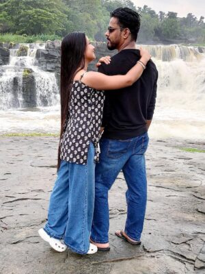 Sippy Mondal Instagram - “दुनिया हमारे बारे में क्या सोचती है..
ये Notification मैंने Off कर रखा है! 🚫🔕”
#couples #saiyaara #nature #love #waterfall