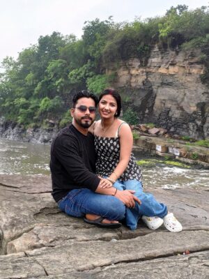 Sippy Mondal Instagram - “दुनिया हमारे बारे में क्या सोचती है..
ये Notification मैंने Off कर रखा है! 🚫🔕”
#couples #saiyaara #nature #love #waterfall