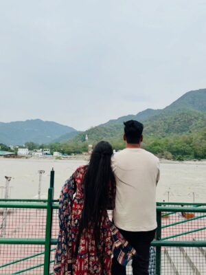 Sippy Mondal Instagram - मैं अलकनंदा सा शांत हूं, तू भागीरथी सी चंचल प्रिय
जब संगम होगा हमारा, तू बने गंगा, मैं तेरा घाट प्रिय.!🥀
.
.
.
.
#couple #gangaghat #rishikesh #ramjhula #love #culture #indianvalues #travel
