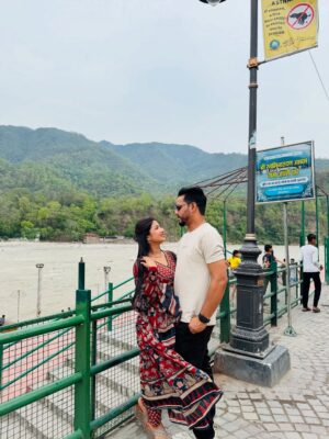 Sippy Mondal Instagram - मैं अलकनंदा सा शांत हूं, तू भागीरथी सी चंचल प्रिय
जब संगम होगा हमारा, तू बने गंगा, मैं तेरा घाट प्रिय.!🥀
.
.
.
.
#couple #gangaghat #rishikesh #ramjhula #love #culture #indianvalues #travel