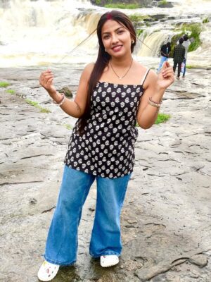 Sippy Mondal Instagram - “दुनिया हमारे बारे में क्या सोचती है..
ये Notification मैंने Off कर रखा है! 🚫🔕”
#couples #saiyaara #nature #love #waterfall