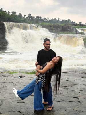 Sippy Mondal Instagram - “दुनिया हमारे बारे में क्या सोचती है..
ये Notification मैंने Off कर रखा है! 🚫🔕”
#couples #saiyaara #nature #love #waterfall