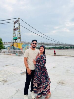 Sippy Mondal Instagram - मैं अलकनंदा सा शांत हूं, तू भागीरथी सी चंचल प्रिय
जब संगम होगा हमारा, तू बने गंगा, मैं तेरा घाट प्रिय.!🥀
.
.
.
.
#couple #gangaghat #rishikesh #ramjhula #love #culture #indianvalues #travel