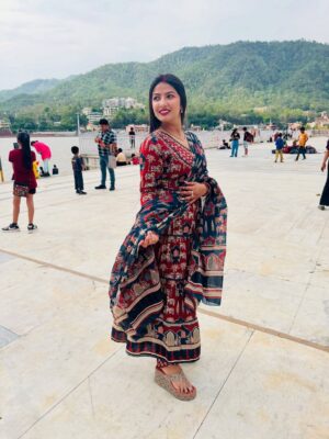 Sippy Mondal Instagram - मैं अलकनंदा सा शांत हूं, तू भागीरथी सी चंचल प्रिय
जब संगम होगा हमारा, तू बने गंगा, मैं तेरा घाट प्रिय.!🥀
.
.
.
.
#couple #gangaghat #rishikesh #ramjhula #love #culture #indianvalues #travel