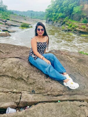 Sippy Mondal Instagram - “दुनिया हमारे बारे में क्या सोचती है..
ये Notification मैंने Off कर रखा है! 🚫🔕”
#couples #saiyaara #nature #love #waterfall