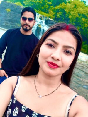 Sippy Mondal Instagram - “दुनिया हमारे बारे में क्या सोचती है..
ये Notification मैंने Off कर रखा है! 🚫🔕”
#couples #saiyaara #nature #love #waterfall