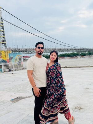 Sippy Mondal Instagram - मैं अलकनंदा सा शांत हूं, तू भागीरथी सी चंचल प्रिय
जब संगम होगा हमारा, तू बने गंगा, मैं तेरा घाट प्रिय.!🥀
.
.
.
.
#couple #gangaghat #rishikesh #ramjhula #love #culture #indianvalues #travel
