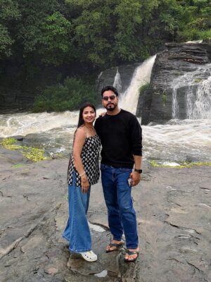 Sippy Mondal Instagram - “दुनिया हमारे बारे में क्या सोचती है..
ये Notification मैंने Off कर रखा है! 🚫🔕”
#couples #saiyaara #nature #love #waterfall