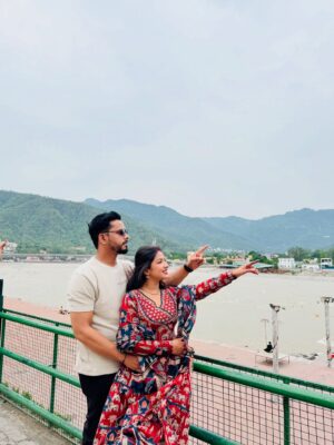 Sippy Mondal Instagram - मैं अलकनंदा सा शांत हूं, तू भागीरथी सी चंचल प्रिय
जब संगम होगा हमारा, तू बने गंगा, मैं तेरा घाट प्रिय.!🥀
.
.
.
.
#couple #gangaghat #rishikesh #ramjhula #love #culture #indianvalues #travel