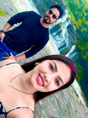 Sippy Mondal Instagram - “दुनिया हमारे बारे में क्या सोचती है..
ये Notification मैंने Off कर रखा है! 🚫🔕”
#couples #saiyaara #nature #love #waterfall