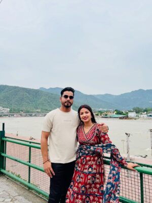 Sippy Mondal Instagram - मैं अलकनंदा सा शांत हूं, तू भागीरथी सी चंचल प्रिय
जब संगम होगा हमारा, तू बने गंगा, मैं तेरा घाट प्रिय.!🥀
.
.
.
.
#couple #gangaghat #rishikesh #ramjhula #love #culture #indianvalues #travel