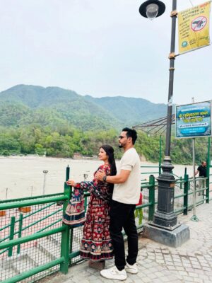 Sippy Mondal Instagram - मैं अलकनंदा सा शांत हूं, तू भागीरथी सी चंचल प्रिय
जब संगम होगा हमारा, तू बने गंगा, मैं तेरा घाट प्रिय.!🥀
.
.
.
.
#couple #gangaghat #rishikesh #ramjhula #love #culture #indianvalues #travel