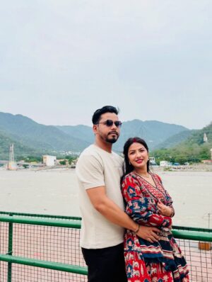 Sippy Mondal Instagram - मैं अलकनंदा सा शांत हूं, तू भागीरथी सी चंचल प्रिय
जब संगम होगा हमारा, तू बने गंगा, मैं तेरा घाट प्रिय.!🥀
.
.
.
.
#couple #gangaghat #rishikesh #ramjhula #love #culture #indianvalues #travel