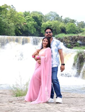 Sippy Mondal Instagram - अपनी पत्नी को रानी बनाकर रखने के लिए ढेर सारे पैसों की जरूरत नहीं होती है बस उसे उसके हिस्से का मान सम्मान दो वही काफी है।🙌❤️🧿
.
.
.
#waterfall #couples #nature #beauty #hubbywifeylove❤️