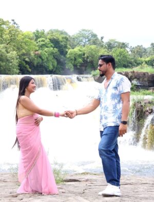 Sippy Mondal Instagram - अपनी पत्नी को रानी बनाकर रखने के लिए ढेर सारे पैसों की जरूरत नहीं होती है बस उसे उसके हिस्से का मान सम्मान दो वही काफी है।🙌❤️🧿
.
.
.
#waterfall #couples #nature #beauty #hubbywifeylove❤️