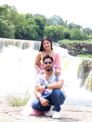 Sippy Mondal Instagram - अपनी पत्नी को रानी बनाकर रखने के लिए ढेर सारे पैसों की जरूरत नहीं होती है बस उसे उसके हिस्से का मान सम्मान दो वही काफी है।🙌❤️🧿
.
.
.
#waterfall #couples #nature #beauty #hubbywifeylove❤️