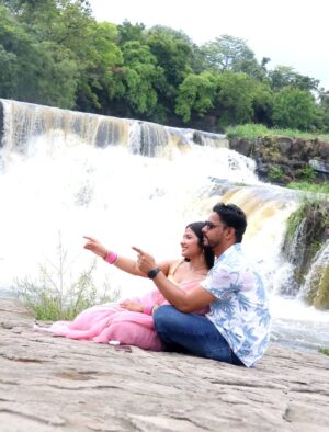 Sippy Mondal Instagram - अपनी पत्नी को रानी बनाकर रखने के लिए ढेर सारे पैसों की जरूरत नहीं होती है बस उसे उसके हिस्से का मान सम्मान दो वही काफी है।🙌❤️🧿
.
.
.
#waterfall #couples #nature #beauty #hubbywifeylove❤️