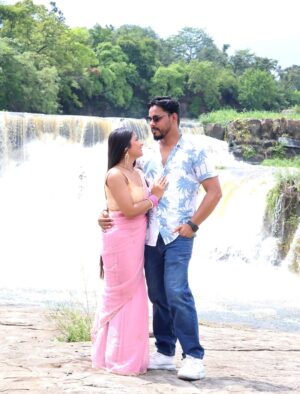 Sippy Mondal Instagram - अपनी पत्नी को रानी बनाकर रखने के लिए ढेर सारे पैसों की जरूरत नहीं होती है बस उसे उसके हिस्से का मान सम्मान दो वही काफी है।🙌❤️🧿
.
.
.
#waterfall #couples #nature #beauty #hubbywifeylove❤️