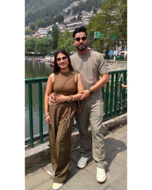 Sippy Mondal Instagram - अपनी कमाई का ज्यादा नही तो दस प्रतिशत अपने शौक पूरे करने पर खर्च करो। गृहस्ती यूँ ही चलती रहेगी। बैंक बैलेंस कितना भी कर लो। अंत मे औलाद को कम ही लगेगा। यहाँ आप जीने आये हो। सात पीढ़ियों का बन्दोबस्त करने नही आये। थोड़ा सा जी लो। पता नही कब सांस चलनी बन्द हो जाए। याद रखो ये दिन लौट कर कभी नही आयेंगे। उम्र भाग रही है। थोड़े दिन बाद दांत और आंत दोनों जवाब दे देंगे। घूमो, फिरो, खाओ, पियो मस्ती करो।❤️🙌