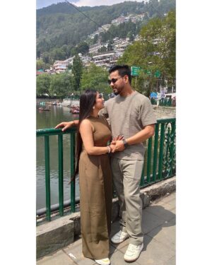 Sippy Mondal Instagram - अपनी कमाई का ज्यादा नही तो दस प्रतिशत अपने शौक पूरे करने पर खर्च करो। गृहस्ती यूँ ही चलती रहेगी। बैंक बैलेंस कितना भी कर लो। अंत मे औलाद को कम ही लगेगा। यहाँ आप जीने आये हो। सात पीढ़ियों का बन्दोबस्त करने नही आये। थोड़ा सा जी लो। पता नही कब सांस चलनी बन्द हो जाए। याद रखो ये दिन लौट कर कभी नही आयेंगे। उम्र भाग रही है। थोड़े दिन बाद दांत और आंत दोनों जवाब दे देंगे। घूमो, फिरो, खाओ, पियो मस्ती करो।❤️🙌