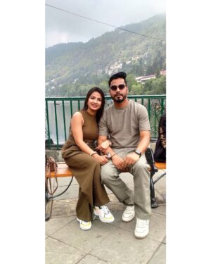 Sippy Mondal Instagram - अपनी कमाई का ज्यादा नही तो दस प्रतिशत अपने शौक पूरे करने पर खर्च करो। गृहस्ती यूँ ही चलती रहेगी। बैंक बैलेंस कितना भी कर लो। अंत मे औलाद को कम ही लगेगा। यहाँ आप जीने आये हो। सात पीढ़ियों का बन्दोबस्त करने नही आये। थोड़ा सा जी लो। पता नही कब सांस चलनी बन्द हो जाए। याद रखो ये दिन लौट कर कभी नही आयेंगे। उम्र भाग रही है। थोड़े दिन बाद दांत और आंत दोनों जवाब दे देंगे। घूमो, फिरो, खाओ, पियो मस्ती करो।❤️🙌