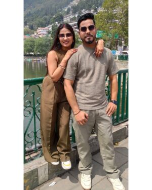 Sippy Mondal Instagram - अपनी कमाई का ज्यादा नही तो दस प्रतिशत अपने शौक पूरे करने पर खर्च करो। गृहस्ती यूँ ही चलती रहेगी। बैंक बैलेंस कितना भी कर लो। अंत मे औलाद को कम ही लगेगा। यहाँ आप जीने आये हो। सात पीढ़ियों का बन्दोबस्त करने नही आये। थोड़ा सा जी लो। पता नही कब सांस चलनी बन्द हो जाए। याद रखो ये दिन लौट कर कभी नही आयेंगे। उम्र भाग रही है। थोड़े दिन बाद दांत और आंत दोनों जवाब दे देंगे। घूमो, फिरो, खाओ, पियो मस्ती करो।❤️🙌