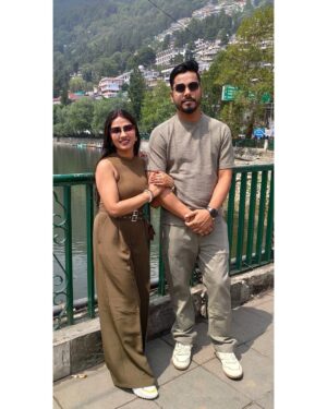 Sippy Mondal Instagram - अपनी कमाई का ज्यादा नही तो दस प्रतिशत अपने शौक पूरे करने पर खर्च करो। गृहस्ती यूँ ही चलती रहेगी। बैंक बैलेंस कितना भी कर लो। अंत मे औलाद को कम ही लगेगा। यहाँ आप जीने आये हो। सात पीढ़ियों का बन्दोबस्त करने नही आये। थोड़ा सा जी लो। पता नही कब सांस चलनी बन्द हो जाए। याद रखो ये दिन लौट कर कभी नही आयेंगे। उम्र भाग रही है। थोड़े दिन बाद दांत और आंत दोनों जवाब दे देंगे। घूमो, फिरो, खाओ, पियो मस्ती करो।❤️🙌