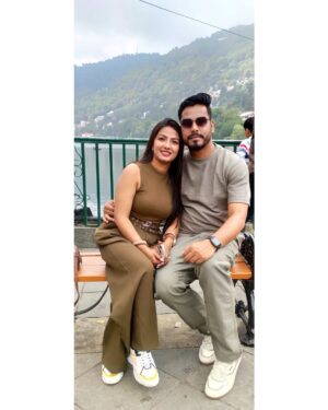 Sippy Mondal Instagram - अपनी कमाई का ज्यादा नही तो दस प्रतिशत अपने शौक पूरे करने पर खर्च करो। गृहस्ती यूँ ही चलती रहेगी। बैंक बैलेंस कितना भी कर लो। अंत मे औलाद को कम ही लगेगा। यहाँ आप जीने आये हो। सात पीढ़ियों का बन्दोबस्त करने नही आये। थोड़ा सा जी लो। पता नही कब सांस चलनी बन्द हो जाए। याद रखो ये दिन लौट कर कभी नही आयेंगे। उम्र भाग रही है। थोड़े दिन बाद दांत और आंत दोनों जवाब दे देंगे। घूमो, फिरो, खाओ, पियो मस्ती करो।❤️🙌