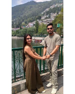Sippy Mondal Instagram - अपनी कमाई का ज्यादा नही तो दस प्रतिशत अपने शौक पूरे करने पर खर्च करो। गृहस्ती यूँ ही चलती रहेगी। बैंक बैलेंस कितना भी कर लो। अंत मे औलाद को कम ही लगेगा। यहाँ आप जीने आये हो। सात पीढ़ियों का बन्दोबस्त करने नही आये। थोड़ा सा जी लो। पता नही कब सांस चलनी बन्द हो जाए। याद रखो ये दिन लौट कर कभी नही आयेंगे। उम्र भाग रही है। थोड़े दिन बाद दांत और आंत दोनों जवाब दे देंगे। घूमो, फिरो, खाओ, पियो मस्ती करो।❤️🙌