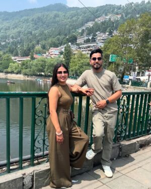 Sippy Mondal Instagram - अपनी कमाई का ज्यादा नही तो दस प्रतिशत अपने शौक पूरे करने पर खर्च करो। गृहस्ती यूँ ही चलती रहेगी। बैंक बैलेंस कितना भी कर लो। अंत मे औलाद को कम ही लगेगा। यहाँ आप जीने आये हो। सात पीढ़ियों का बन्दोबस्त करने नही आये। थोड़ा सा जी लो। पता नही कब सांस चलनी बन्द हो जाए। याद रखो ये दिन लौट कर कभी नही आयेंगे। उम्र भाग रही है। थोड़े दिन बाद दांत और आंत दोनों जवाब दे देंगे। घूमो, फिरो, खाओ, पियो मस्ती करो।❤️🙌