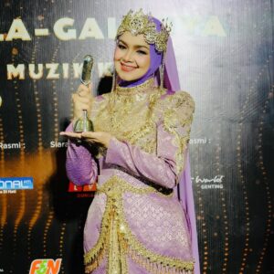 Siti Nurhaliza Instagram - Anugerah Industri Muzik atau AIM menggarap cerita panjang dalam kerjaya saya. Seawal menjadi artis rakaman, saya dimurahkan rezeki untuk menerima pelbagai kategori anugerah dalam acara berprestij ini. Lagu Jerat Percintaan membuka langkah pertama saya diperkenalkan dengan anugerah ini dengan merangkul Artis Baru Terbaik dan Lagu Terbaik. Saya masih remaja, bertutur di hadapan umum juga masih kekok namun itulah sejarah awal saya.

Dahulu, AIM diadakan setiap tahun. Namun selepas 2016, penganjurannya terhenti seketika namun saya dan syarikat tidak pernah berhenti menerbitkan karya, ada AIM atau tidak, saya pasti mengeluarkan album sebagai penghargaan bukan kepada kerjaya sendiri namun ramai karyawan di sebalik sesebuah produksi. Beberapa album dan single yang sangat bererti bagi saya tidak dapat dipertandingkan di AIM selepas itu kerana syarat tarikh penerbitan, termasuk album yang saya hasilkan sewaktu pandemik melanda serta single Anta Permana yang mencipta fenomena buat karier saya selepas melahirkan Siti Aafiyah.

Saya tidak berhenti, saban tahun terus menghasilkan album kerana percaya, untuk bertahan dalam industri, saya tidak boleh sunyi dari berkarya. Tahun ini, saya menghantar 18 pencalonan dengan mematuhi syarat dan kriteria setiap kategori, 5 karya terpilih ke top 5 sudah cukup membanggakan saya. Anugerah dan kemenangan adalah bonus namun jangan berhenti berkarya menjadi keutamaan saya. 

Malam minggu lalu, @anugerahindustrimuzik24 memberi pengiktirafan anugerah Sri Wirama kepada saya, alhamdulillah pada saat saya masih aktif dalam karier serta masih tercalon dalam anugerah ini. Saya terharu menonton video perjalanan seni yang ditayangkan, sokongan para penonton dan peminat, membuatkan saya sebak.

Saya tidak meraih semua ini dengan mudah walaupun Allah mempermudah perjalanan karier saya. Percayalah, untuk meraih apa pun, kita perlu bekerja keras, ikhlas dan tidak lupa asal usul. Percaya bahawa Allah akan selalu mengiringi perjalanan hidup kita dan selalu bersyukur.
@recordingindustrymalaysia @anugerahindustrimuzik24 terima kasih.
👗 @arunsayfulldesiree @_biancabella 💄@epie_temerloh 
📸 @amir_yasin