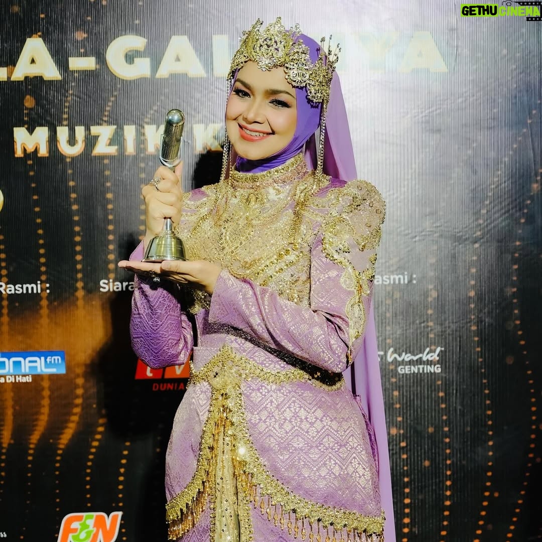 Siti Nurhaliza - 8.3K Likes - Anugerah Industri Muzik atau AIM menggarap cerita panjang dalam kerjaya saya. Seawal menjadi artis rakaman, saya dimurahkan rezeki untuk menerima pelbagai kategori anugerah dalam acara berprestij ini. Lagu Jerat Percintaan membuka langkah pertama saya diperkenalkan dengan anugerah ini dengan merangkul Artis Baru Terbaik dan Lagu Terbaik. Saya masih remaja, bertutur di hadapan umum juga masih kekok namun itulah sejarah awal saya.

Dahulu, AIM diadakan setiap tahun. Namun selepas 2016, penganjurannya terhenti seketika namun saya dan syarikat tidak pernah berhenti menerbitkan karya, ada AIM atau tidak, saya pasti mengeluarkan album sebagai penghargaan bukan kepada kerjaya sendiri namun ramai karyawan di sebalik sesebuah produksi. Beberapa album dan single yang sangat bererti bagi saya tidak dapat dipertandingkan di AIM selepas itu kerana syarat tarikh penerbitan, termasuk album yang saya hasilkan sewaktu pandemik melanda serta single Anta Permana yang mencipta fenomena buat karier saya selepas melahirkan Siti Aafiyah.

Saya tidak berhenti, saban tahun terus menghasilkan album kerana percaya, untuk bertahan dalam industri, saya tidak boleh sunyi dari berkarya. Tahun ini, saya menghantar 18 pencalonan dengan mematuhi syarat dan kriteria setiap kategori, 5 karya terpilih ke top 5 sudah cukup membanggakan saya. Anugerah dan kemenangan adalah bonus namun jangan berhenti berkarya menjadi keutamaan saya. 

Malam minggu lalu, @anugerahindustrimuzik24 memberi pengiktirafan anugerah Sri Wirama kepada saya, alhamdulillah pada saat saya masih aktif dalam karier serta masih tercalon dalam anugerah ini. Saya terharu menonton video perjalanan seni yang ditayangkan, sokongan para penonton dan peminat, membuatkan saya sebak.

Saya tidak meraih semua ini dengan mudah walaupun Allah mempermudah perjalanan karier saya. Percayalah, untuk meraih apa pun, kita perlu bekerja keras, ikhlas dan tidak lupa asal usul. Percaya bahawa Allah akan selalu mengiringi perjalanan hidup kita dan selalu bersyukur.
@recordingindustrymalaysia @anugerahindustrimuzik24 terima kasih.
👗 @arunsayfulldesiree @_biancabella 💄@epie_temerloh 
📸 @amir_yasin