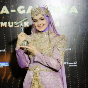 Siti Nurhaliza Instagram - Anugerah Industri Muzik atau AIM menggarap cerita panjang dalam kerjaya saya. Seawal menjadi artis rakaman, saya dimurahkan rezeki untuk menerima pelbagai kategori anugerah dalam acara berprestij ini. Lagu Jerat Percintaan membuka langkah pertama saya diperkenalkan dengan anugerah ini dengan merangkul Artis Baru Terbaik dan Lagu Terbaik. Saya masih remaja, bertutur di hadapan umum juga masih kekok namun itulah sejarah awal saya.

Dahulu, AIM diadakan setiap tahun. Namun selepas 2016, penganjurannya terhenti seketika namun saya dan syarikat tidak pernah berhenti menerbitkan karya, ada AIM atau tidak, saya pasti mengeluarkan album sebagai penghargaan bukan kepada kerjaya sendiri namun ramai karyawan di sebalik sesebuah produksi. Beberapa album dan single yang sangat bererti bagi saya tidak dapat dipertandingkan di AIM selepas itu kerana syarat tarikh penerbitan, termasuk album yang saya hasilkan sewaktu pandemik melanda serta single Anta Permana yang mencipta fenomena buat karier saya selepas melahirkan Siti Aafiyah.

Saya tidak berhenti, saban tahun terus menghasilkan album kerana percaya, untuk bertahan dalam industri, saya tidak boleh sunyi dari berkarya. Tahun ini, saya menghantar 18 pencalonan dengan mematuhi syarat dan kriteria setiap kategori, 5 karya terpilih ke top 5 sudah cukup membanggakan saya. Anugerah dan kemenangan adalah bonus namun jangan berhenti berkarya menjadi keutamaan saya. 

Malam minggu lalu, @anugerahindustrimuzik24 memberi pengiktirafan anugerah Sri Wirama kepada saya, alhamdulillah pada saat saya masih aktif dalam karier serta masih tercalon dalam anugerah ini. Saya terharu menonton video perjalanan seni yang ditayangkan, sokongan para penonton dan peminat, membuatkan saya sebak.

Saya tidak meraih semua ini dengan mudah walaupun Allah mempermudah perjalanan karier saya. Percayalah, untuk meraih apa pun, kita perlu bekerja keras, ikhlas dan tidak lupa asal usul. Percaya bahawa Allah akan selalu mengiringi perjalanan hidup kita dan selalu bersyukur.
@recordingindustrymalaysia @anugerahindustrimuzik24 terima kasih.
👗 @arunsayfulldesiree @_biancabella 💄@epie_temerloh 
📸 @amir_yasin