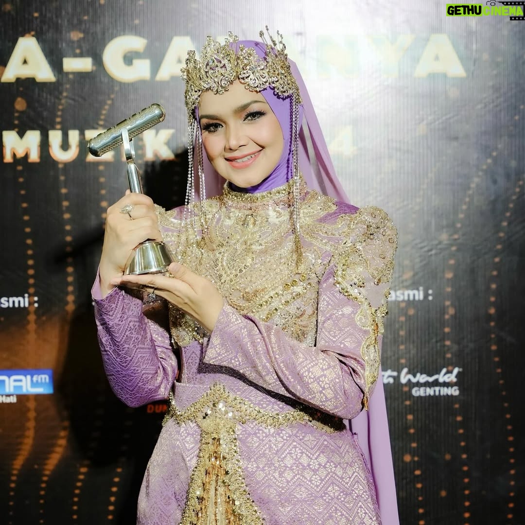 Siti Nurhaliza - 8.3K Likes - Anugerah Industri Muzik atau AIM menggarap cerita panjang dalam kerjaya saya. Seawal menjadi artis rakaman, saya dimurahkan rezeki untuk menerima pelbagai kategori anugerah dalam acara berprestij ini. Lagu Jerat Percintaan membuka langkah pertama saya diperkenalkan dengan anugerah ini dengan merangkul Artis Baru Terbaik dan Lagu Terbaik. Saya masih remaja, bertutur di hadapan umum juga masih kekok namun itulah sejarah awal saya.

Dahulu, AIM diadakan setiap tahun. Namun selepas 2016, penganjurannya terhenti seketika namun saya dan syarikat tidak pernah berhenti menerbitkan karya, ada AIM atau tidak, saya pasti mengeluarkan album sebagai penghargaan bukan kepada kerjaya sendiri namun ramai karyawan di sebalik sesebuah produksi. Beberapa album dan single yang sangat bererti bagi saya tidak dapat dipertandingkan di AIM selepas itu kerana syarat tarikh penerbitan, termasuk album yang saya hasilkan sewaktu pandemik melanda serta single Anta Permana yang mencipta fenomena buat karier saya selepas melahirkan Siti Aafiyah.

Saya tidak berhenti, saban tahun terus menghasilkan album kerana percaya, untuk bertahan dalam industri, saya tidak boleh sunyi dari berkarya. Tahun ini, saya menghantar 18 pencalonan dengan mematuhi syarat dan kriteria setiap kategori, 5 karya terpilih ke top 5 sudah cukup membanggakan saya. Anugerah dan kemenangan adalah bonus namun jangan berhenti berkarya menjadi keutamaan saya. 

Malam minggu lalu, @anugerahindustrimuzik24 memberi pengiktirafan anugerah Sri Wirama kepada saya, alhamdulillah pada saat saya masih aktif dalam karier serta masih tercalon dalam anugerah ini. Saya terharu menonton video perjalanan seni yang ditayangkan, sokongan para penonton dan peminat, membuatkan saya sebak.

Saya tidak meraih semua ini dengan mudah walaupun Allah mempermudah perjalanan karier saya. Percayalah, untuk meraih apa pun, kita perlu bekerja keras, ikhlas dan tidak lupa asal usul. Percaya bahawa Allah akan selalu mengiringi perjalanan hidup kita dan selalu bersyukur.
@recordingindustrymalaysia @anugerahindustrimuzik24 terima kasih.
👗 @arunsayfulldesiree @_biancabella 💄@epie_temerloh 
📸 @amir_yasin