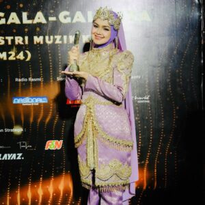 Siti Nurhaliza Instagram - Anugerah Industri Muzik atau AIM menggarap cerita panjang dalam kerjaya saya. Seawal menjadi artis rakaman, saya dimurahkan rezeki untuk menerima pelbagai kategori anugerah dalam acara berprestij ini. Lagu Jerat Percintaan membuka langkah pertama saya diperkenalkan dengan anugerah ini dengan merangkul Artis Baru Terbaik dan Lagu Terbaik. Saya masih remaja, bertutur di hadapan umum juga masih kekok namun itulah sejarah awal saya.

Dahulu, AIM diadakan setiap tahun. Namun selepas 2016, penganjurannya terhenti seketika namun saya dan syarikat tidak pernah berhenti menerbitkan karya, ada AIM atau tidak, saya pasti mengeluarkan album sebagai penghargaan bukan kepada kerjaya sendiri namun ramai karyawan di sebalik sesebuah produksi. Beberapa album dan single yang sangat bererti bagi saya tidak dapat dipertandingkan di AIM selepas itu kerana syarat tarikh penerbitan, termasuk album yang saya hasilkan sewaktu pandemik melanda serta single Anta Permana yang mencipta fenomena buat karier saya selepas melahirkan Siti Aafiyah.

Saya tidak berhenti, saban tahun terus menghasilkan album kerana percaya, untuk bertahan dalam industri, saya tidak boleh sunyi dari berkarya. Tahun ini, saya menghantar 18 pencalonan dengan mematuhi syarat dan kriteria setiap kategori, 5 karya terpilih ke top 5 sudah cukup membanggakan saya. Anugerah dan kemenangan adalah bonus namun jangan berhenti berkarya menjadi keutamaan saya. 

Malam minggu lalu, @anugerahindustrimuzik24 memberi pengiktirafan anugerah Sri Wirama kepada saya, alhamdulillah pada saat saya masih aktif dalam karier serta masih tercalon dalam anugerah ini. Saya terharu menonton video perjalanan seni yang ditayangkan, sokongan para penonton dan peminat, membuatkan saya sebak.

Saya tidak meraih semua ini dengan mudah walaupun Allah mempermudah perjalanan karier saya. Percayalah, untuk meraih apa pun, kita perlu bekerja keras, ikhlas dan tidak lupa asal usul. Percaya bahawa Allah akan selalu mengiringi perjalanan hidup kita dan selalu bersyukur.
@recordingindustrymalaysia @anugerahindustrimuzik24 terima kasih.
👗 @arunsayfulldesiree @_biancabella 💄@epie_temerloh 
📸 @amir_yasin