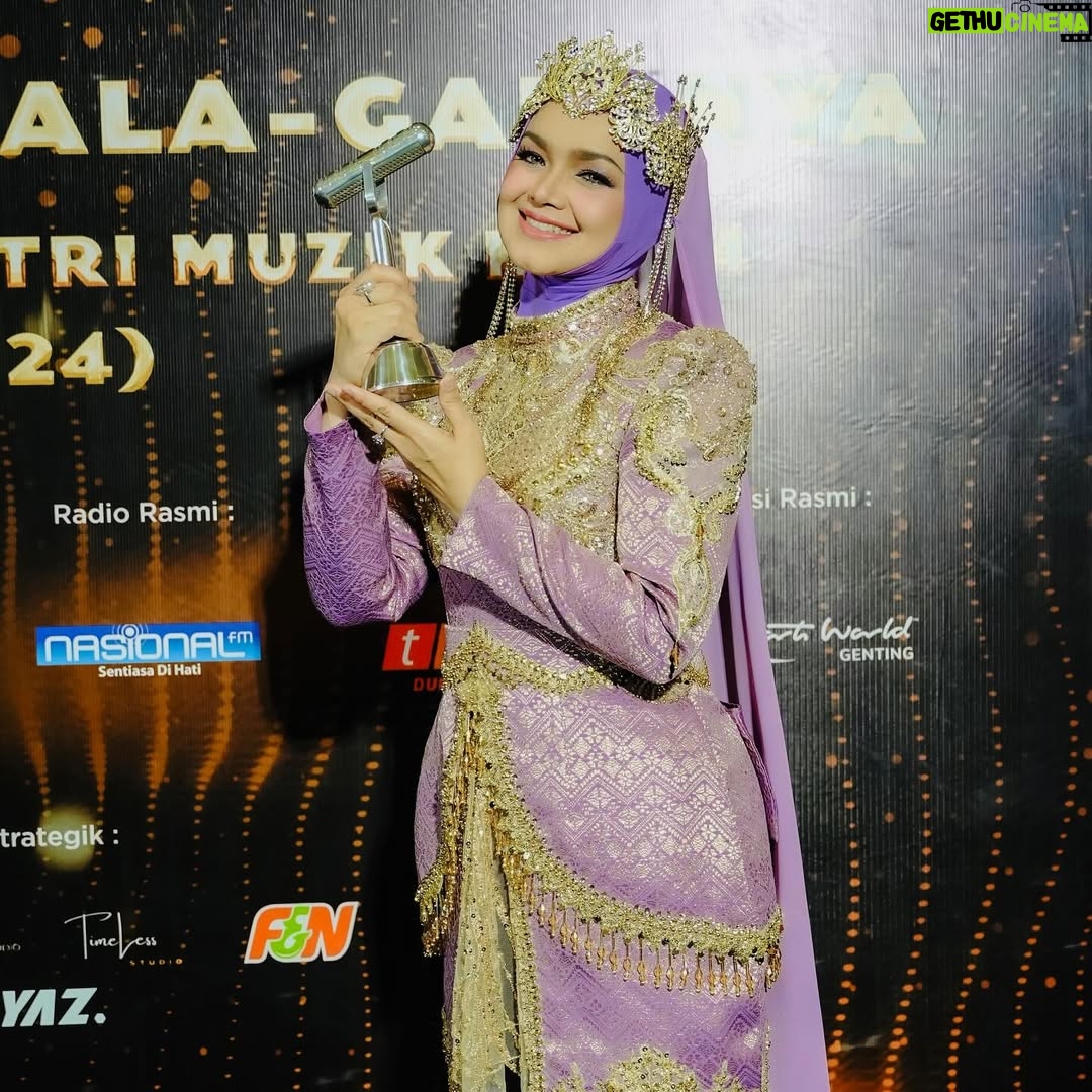 Siti Nurhaliza - 8.3K Likes - Anugerah Industri Muzik atau AIM menggarap cerita panjang dalam kerjaya saya. Seawal menjadi artis rakaman, saya dimurahkan rezeki untuk menerima pelbagai kategori anugerah dalam acara berprestij ini. Lagu Jerat Percintaan membuka langkah pertama saya diperkenalkan dengan anugerah ini dengan merangkul Artis Baru Terbaik dan Lagu Terbaik. Saya masih remaja, bertutur di hadapan umum juga masih kekok namun itulah sejarah awal saya.

Dahulu, AIM diadakan setiap tahun. Namun selepas 2016, penganjurannya terhenti seketika namun saya dan syarikat tidak pernah berhenti menerbitkan karya, ada AIM atau tidak, saya pasti mengeluarkan album sebagai penghargaan bukan kepada kerjaya sendiri namun ramai karyawan di sebalik sesebuah produksi. Beberapa album dan single yang sangat bererti bagi saya tidak dapat dipertandingkan di AIM selepas itu kerana syarat tarikh penerbitan, termasuk album yang saya hasilkan sewaktu pandemik melanda serta single Anta Permana yang mencipta fenomena buat karier saya selepas melahirkan Siti Aafiyah.

Saya tidak berhenti, saban tahun terus menghasilkan album kerana percaya, untuk bertahan dalam industri, saya tidak boleh sunyi dari berkarya. Tahun ini, saya menghantar 18 pencalonan dengan mematuhi syarat dan kriteria setiap kategori, 5 karya terpilih ke top 5 sudah cukup membanggakan saya. Anugerah dan kemenangan adalah bonus namun jangan berhenti berkarya menjadi keutamaan saya. 

Malam minggu lalu, @anugerahindustrimuzik24 memberi pengiktirafan anugerah Sri Wirama kepada saya, alhamdulillah pada saat saya masih aktif dalam karier serta masih tercalon dalam anugerah ini. Saya terharu menonton video perjalanan seni yang ditayangkan, sokongan para penonton dan peminat, membuatkan saya sebak.

Saya tidak meraih semua ini dengan mudah walaupun Allah mempermudah perjalanan karier saya. Percayalah, untuk meraih apa pun, kita perlu bekerja keras, ikhlas dan tidak lupa asal usul. Percaya bahawa Allah akan selalu mengiringi perjalanan hidup kita dan selalu bersyukur.
@recordingindustrymalaysia @anugerahindustrimuzik24 terima kasih.
👗 @arunsayfulldesiree @_biancabella 💄@epie_temerloh 
📸 @amir_yasin