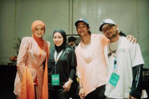 Siti Nurhaliza Instagram - Terima kasih @raisa6690 dan @afgan__ sudi ketemu sebelum saya mulakan persembahan 😍

Pestapora 2025 membawa nostalgia pertama kali saya diperkenalkan di Indonesia menerusi lagu Betapaku Cinta Padamu (Aku Cinta Padamu). Lagu ini saya rakamkan semula untuk pasaran Indonesia dan durasinya menjadi 6 minit lebih iaitu pada tahun 1997. Alhamdulillah, bermula dengan lagu tersebut, saya diterima baik di Indonesia dan sambutan yang telah diberikan baru-baru ini sangat menyentuh hati.

Sewaktu hadir ke Pestapora, saya membawa pelukan rakyat Malaysia buat Indonesia. Berlagu, menyanyi, menghidangkan muzik dan inilah yang telah menyatukan kita semua.

Saya terharu membaca komen-komen dari peminat Indonesia serta penonton Pestapora dengan penampilan saya di pentas itu, semoga saya dapat kembali dengan mengadakan acara yang lebih besar lagi di sana.

Saya memilih menyampaikan lagu-lagu saya yang popular di Indonesia dan lagu ciptaan komposer Indonesia juga iaitu Dewiq dan Melly Goeslaw, tidak ketinggalan lagu terbaharu ciptaan @ade_govinda , Menamakanmu Cinta. Saya turut menyampaikan lagu Gerimis Mengundang dan Tiara yang sangat digemari di sana.

Terima kasih team Pestapora yang telah menjemput saya, Ucup tentunya dan juga The Rising band yang mengiringi persembahan saya. Juga kepada @ade_govinda yang sudi bersama-sama mempromosikan single Menamakanmu Cinta.
@pestapora 

#pestapora2025