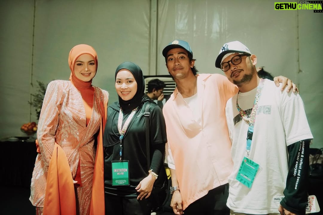 Siti Nurhaliza - 13.2K Likes - Terima kasih @raisa6690 dan @afgan__ sudi ketemu sebelum saya mulakan persembahan 😍

Pestapora 2025 membawa nostalgia pertama kali saya diperkenalkan di Indonesia menerusi lagu Betapaku Cinta Padamu (Aku Cinta Padamu). Lagu ini saya rakamkan semula untuk pasaran Indonesia dan durasinya menjadi 6 minit lebih iaitu pada tahun 1997. Alhamdulillah, bermula dengan lagu tersebut, saya diterima baik di Indonesia dan sambutan yang telah diberikan baru-baru ini sangat menyentuh hati.

Sewaktu hadir ke Pestapora, saya membawa pelukan rakyat Malaysia buat Indonesia. Berlagu, menyanyi, menghidangkan muzik dan inilah yang telah menyatukan kita semua.

Saya terharu membaca komen-komen dari peminat Indonesia serta penonton Pestapora dengan penampilan saya di pentas itu, semoga saya dapat kembali dengan mengadakan acara yang lebih besar lagi di sana.

Saya memilih menyampaikan lagu-lagu saya yang popular di Indonesia dan lagu ciptaan komposer Indonesia juga iaitu Dewiq dan Melly Goeslaw, tidak ketinggalan lagu terbaharu ciptaan @ade_govinda , Menamakanmu Cinta. Saya turut menyampaikan lagu Gerimis Mengundang dan Tiara yang sangat digemari di sana.

Terima kasih team Pestapora yang telah menjemput saya, Ucup tentunya dan juga The Rising band yang mengiringi persembahan saya. Juga kepada @ade_govinda yang sudi bersama-sama mempromosikan single Menamakanmu Cinta.
@pestapora 

#pestapora2025