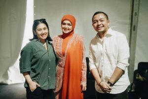 Siti Nurhaliza Instagram - Terima kasih @raisa6690 dan @afgan__ sudi ketemu sebelum saya mulakan persembahan 😍

Pestapora 2025 membawa nostalgia pertama kali saya diperkenalkan di Indonesia menerusi lagu Betapaku Cinta Padamu (Aku Cinta Padamu). Lagu ini saya rakamkan semula untuk pasaran Indonesia dan durasinya menjadi 6 minit lebih iaitu pada tahun 1997. Alhamdulillah, bermula dengan lagu tersebut, saya diterima baik di Indonesia dan sambutan yang telah diberikan baru-baru ini sangat menyentuh hati.

Sewaktu hadir ke Pestapora, saya membawa pelukan rakyat Malaysia buat Indonesia. Berlagu, menyanyi, menghidangkan muzik dan inilah yang telah menyatukan kita semua.

Saya terharu membaca komen-komen dari peminat Indonesia serta penonton Pestapora dengan penampilan saya di pentas itu, semoga saya dapat kembali dengan mengadakan acara yang lebih besar lagi di sana.

Saya memilih menyampaikan lagu-lagu saya yang popular di Indonesia dan lagu ciptaan komposer Indonesia juga iaitu Dewiq dan Melly Goeslaw, tidak ketinggalan lagu terbaharu ciptaan @ade_govinda , Menamakanmu Cinta. Saya turut menyampaikan lagu Gerimis Mengundang dan Tiara yang sangat digemari di sana.

Terima kasih team Pestapora yang telah menjemput saya, Ucup tentunya dan juga The Rising band yang mengiringi persembahan saya. Juga kepada @ade_govinda yang sudi bersama-sama mempromosikan single Menamakanmu Cinta.
@pestapora 

#pestapora2025