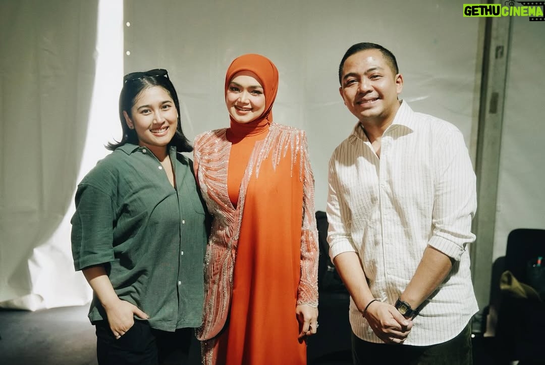 Siti Nurhaliza - 13.2K Likes - Terima kasih @raisa6690 dan @afgan__ sudi ketemu sebelum saya mulakan persembahan 😍

Pestapora 2025 membawa nostalgia pertama kali saya diperkenalkan di Indonesia menerusi lagu Betapaku Cinta Padamu (Aku Cinta Padamu). Lagu ini saya rakamkan semula untuk pasaran Indonesia dan durasinya menjadi 6 minit lebih iaitu pada tahun 1997. Alhamdulillah, bermula dengan lagu tersebut, saya diterima baik di Indonesia dan sambutan yang telah diberikan baru-baru ini sangat menyentuh hati.

Sewaktu hadir ke Pestapora, saya membawa pelukan rakyat Malaysia buat Indonesia. Berlagu, menyanyi, menghidangkan muzik dan inilah yang telah menyatukan kita semua.

Saya terharu membaca komen-komen dari peminat Indonesia serta penonton Pestapora dengan penampilan saya di pentas itu, semoga saya dapat kembali dengan mengadakan acara yang lebih besar lagi di sana.

Saya memilih menyampaikan lagu-lagu saya yang popular di Indonesia dan lagu ciptaan komposer Indonesia juga iaitu Dewiq dan Melly Goeslaw, tidak ketinggalan lagu terbaharu ciptaan @ade_govinda , Menamakanmu Cinta. Saya turut menyampaikan lagu Gerimis Mengundang dan Tiara yang sangat digemari di sana.

Terima kasih team Pestapora yang telah menjemput saya, Ucup tentunya dan juga The Rising band yang mengiringi persembahan saya. Juga kepada @ade_govinda yang sudi bersama-sama mempromosikan single Menamakanmu Cinta.
@pestapora 

#pestapora2025