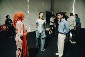 Siti Nurhaliza Instagram - Terima kasih @raisa6690 dan @afgan__ sudi ketemu sebelum saya mulakan persembahan 😍

Pestapora 2025 membawa nostalgia pertama kali saya diperkenalkan di Indonesia menerusi lagu Betapaku Cinta Padamu (Aku Cinta Padamu). Lagu ini saya rakamkan semula untuk pasaran Indonesia dan durasinya menjadi 6 minit lebih iaitu pada tahun 1997. Alhamdulillah, bermula dengan lagu tersebut, saya diterima baik di Indonesia dan sambutan yang telah diberikan baru-baru ini sangat menyentuh hati.

Sewaktu hadir ke Pestapora, saya membawa pelukan rakyat Malaysia buat Indonesia. Berlagu, menyanyi, menghidangkan muzik dan inilah yang telah menyatukan kita semua.

Saya terharu membaca komen-komen dari peminat Indonesia serta penonton Pestapora dengan penampilan saya di pentas itu, semoga saya dapat kembali dengan mengadakan acara yang lebih besar lagi di sana.

Saya memilih menyampaikan lagu-lagu saya yang popular di Indonesia dan lagu ciptaan komposer Indonesia juga iaitu Dewiq dan Melly Goeslaw, tidak ketinggalan lagu terbaharu ciptaan @ade_govinda , Menamakanmu Cinta. Saya turut menyampaikan lagu Gerimis Mengundang dan Tiara yang sangat digemari di sana.

Terima kasih team Pestapora yang telah menjemput saya, Ucup tentunya dan juga The Rising band yang mengiringi persembahan saya. Juga kepada @ade_govinda yang sudi bersama-sama mempromosikan single Menamakanmu Cinta.
@pestapora 

#pestapora2025