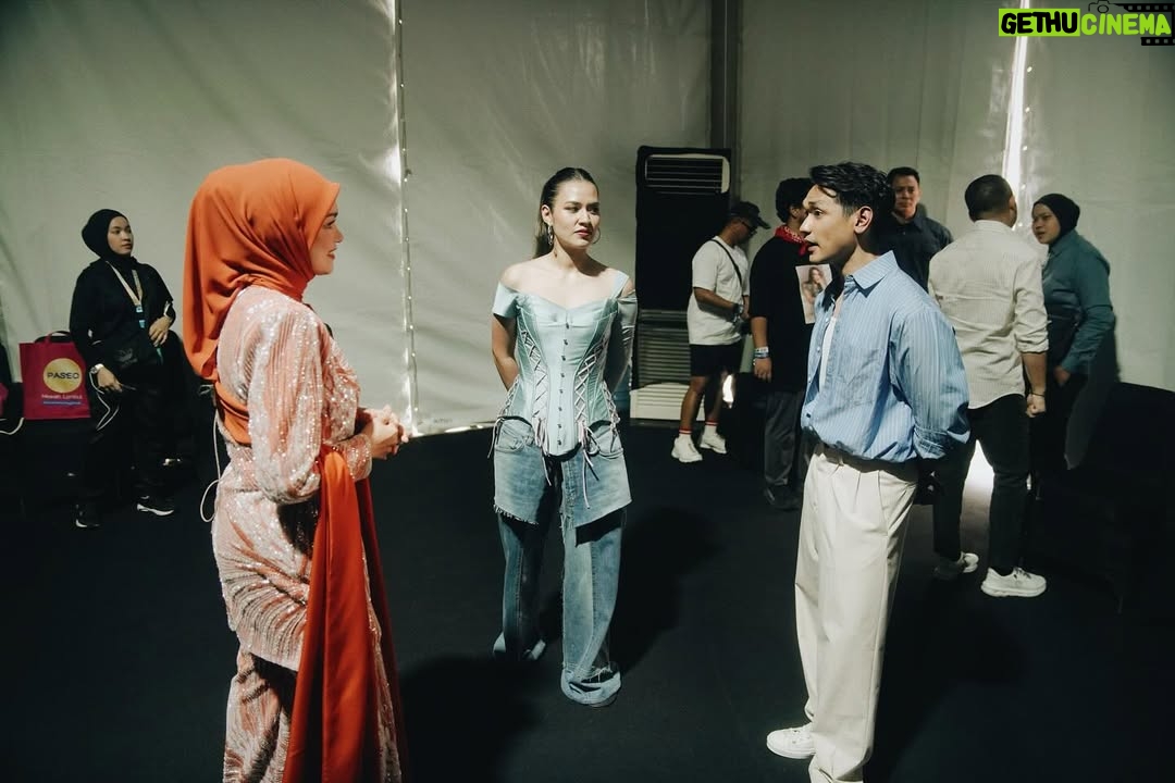 Siti Nurhaliza - 13.2K Likes - Terima kasih @raisa6690 dan @afgan__ sudi ketemu sebelum saya mulakan persembahan 😍

Pestapora 2025 membawa nostalgia pertama kali saya diperkenalkan di Indonesia menerusi lagu Betapaku Cinta Padamu (Aku Cinta Padamu). Lagu ini saya rakamkan semula untuk pasaran Indonesia dan durasinya menjadi 6 minit lebih iaitu pada tahun 1997. Alhamdulillah, bermula dengan lagu tersebut, saya diterima baik di Indonesia dan sambutan yang telah diberikan baru-baru ini sangat menyentuh hati.

Sewaktu hadir ke Pestapora, saya membawa pelukan rakyat Malaysia buat Indonesia. Berlagu, menyanyi, menghidangkan muzik dan inilah yang telah menyatukan kita semua.

Saya terharu membaca komen-komen dari peminat Indonesia serta penonton Pestapora dengan penampilan saya di pentas itu, semoga saya dapat kembali dengan mengadakan acara yang lebih besar lagi di sana.

Saya memilih menyampaikan lagu-lagu saya yang popular di Indonesia dan lagu ciptaan komposer Indonesia juga iaitu Dewiq dan Melly Goeslaw, tidak ketinggalan lagu terbaharu ciptaan @ade_govinda , Menamakanmu Cinta. Saya turut menyampaikan lagu Gerimis Mengundang dan Tiara yang sangat digemari di sana.

Terima kasih team Pestapora yang telah menjemput saya, Ucup tentunya dan juga The Rising band yang mengiringi persembahan saya. Juga kepada @ade_govinda yang sudi bersama-sama mempromosikan single Menamakanmu Cinta.
@pestapora 

#pestapora2025