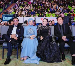 Siti Nurhaliza Instagram - Anugerah Industri Muzik atau AIM menggarap cerita panjang dalam kerjaya saya. Seawal menjadi artis rakaman, saya dimurahkan rezeki untuk menerima pelbagai kategori anugerah dalam acara berprestij ini. Lagu Jerat Percintaan membuka langkah pertama saya diperkenalkan dengan anugerah ini dengan merangkul Artis Baru Terbaik dan Lagu Terbaik. Saya masih remaja, bertutur di hadapan umum juga masih kekok namun itulah sejarah awal saya.

Dahulu, AIM diadakan setiap tahun. Namun selepas 2016, penganjurannya terhenti seketika namun saya dan syarikat tidak pernah berhenti menerbitkan karya, ada AIM atau tidak, saya pasti mengeluarkan album sebagai penghargaan bukan kepada kerjaya sendiri namun ramai karyawan di sebalik sesebuah produksi. Beberapa album dan single yang sangat bererti bagi saya tidak dapat dipertandingkan di AIM selepas itu kerana syarat tarikh penerbitan, termasuk album yang saya hasilkan sewaktu pandemik melanda serta single Anta Permana yang mencipta fenomena buat karier saya selepas melahirkan Siti Aafiyah.

Saya tidak berhenti, saban tahun terus menghasilkan album kerana percaya, untuk bertahan dalam industri, saya tidak boleh sunyi dari berkarya. Tahun ini, saya menghantar 18 pencalonan dengan mematuhi syarat dan kriteria setiap kategori, 5 karya terpilih ke top 5 sudah cukup membanggakan saya. Anugerah dan kemenangan adalah bonus namun jangan berhenti berkarya menjadi keutamaan saya. 

Malam minggu lalu, @anugerahindustrimuzik24 memberi pengiktirafan anugerah Sri Wirama kepada saya, alhamdulillah pada saat saya masih aktif dalam karier serta masih tercalon dalam anugerah ini. Saya terharu menonton video perjalanan seni yang ditayangkan, sokongan para penonton dan peminat, membuatkan saya sebak.

Saya tidak meraih semua ini dengan mudah walaupun Allah mempermudah perjalanan karier saya. Percayalah, untuk meraih apa pun, kita perlu bekerja keras, ikhlas dan tidak lupa asal usul. Percaya bahawa Allah akan selalu mengiringi perjalanan hidup kita dan selalu bersyukur.
@recordingindustrymalaysia @anugerahindustrimuzik24 terima kasih.
👗 @arunsayfulldesiree @_biancabella 💄@epie_temerloh 
📸 @amir_yasin