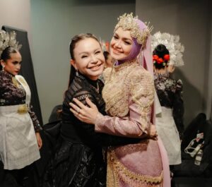 Siti Nurhaliza Instagram - Anugerah Industri Muzik atau AIM menggarap cerita panjang dalam kerjaya saya. Seawal menjadi artis rakaman, saya dimurahkan rezeki untuk menerima pelbagai kategori anugerah dalam acara berprestij ini. Lagu Jerat Percintaan membuka langkah pertama saya diperkenalkan dengan anugerah ini dengan merangkul Artis Baru Terbaik dan Lagu Terbaik. Saya masih remaja, bertutur di hadapan umum juga masih kekok namun itulah sejarah awal saya.

Dahulu, AIM diadakan setiap tahun. Namun selepas 2016, penganjurannya terhenti seketika namun saya dan syarikat tidak pernah berhenti menerbitkan karya, ada AIM atau tidak, saya pasti mengeluarkan album sebagai penghargaan bukan kepada kerjaya sendiri namun ramai karyawan di sebalik sesebuah produksi. Beberapa album dan single yang sangat bererti bagi saya tidak dapat dipertandingkan di AIM selepas itu kerana syarat tarikh penerbitan, termasuk album yang saya hasilkan sewaktu pandemik melanda serta single Anta Permana yang mencipta fenomena buat karier saya selepas melahirkan Siti Aafiyah.

Saya tidak berhenti, saban tahun terus menghasilkan album kerana percaya, untuk bertahan dalam industri, saya tidak boleh sunyi dari berkarya. Tahun ini, saya menghantar 18 pencalonan dengan mematuhi syarat dan kriteria setiap kategori, 5 karya terpilih ke top 5 sudah cukup membanggakan saya. Anugerah dan kemenangan adalah bonus namun jangan berhenti berkarya menjadi keutamaan saya. 

Malam minggu lalu, @anugerahindustrimuzik24 memberi pengiktirafan anugerah Sri Wirama kepada saya, alhamdulillah pada saat saya masih aktif dalam karier serta masih tercalon dalam anugerah ini. Saya terharu menonton video perjalanan seni yang ditayangkan, sokongan para penonton dan peminat, membuatkan saya sebak.

Saya tidak meraih semua ini dengan mudah walaupun Allah mempermudah perjalanan karier saya. Percayalah, untuk meraih apa pun, kita perlu bekerja keras, ikhlas dan tidak lupa asal usul. Percaya bahawa Allah akan selalu mengiringi perjalanan hidup kita dan selalu bersyukur.
@recordingindustrymalaysia @anugerahindustrimuzik24 terima kasih.
👗 @arunsayfulldesiree @_biancabella 💄@epie_temerloh 
📸 @amir_yasin