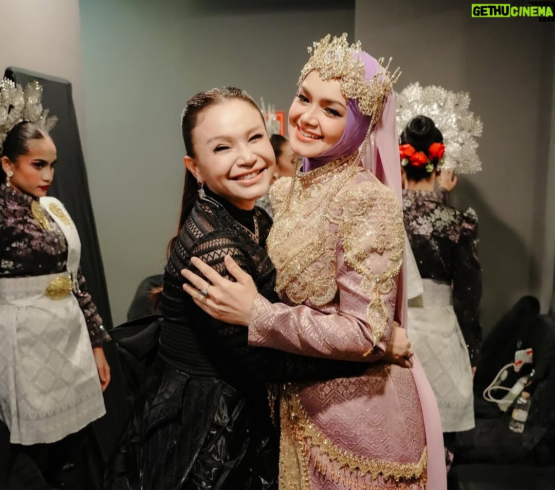 Siti Nurhaliza - 11.1K Likes - Anugerah Industri Muzik atau AIM menggarap cerita panjang dalam kerjaya saya. Seawal menjadi artis rakaman, saya dimurahkan rezeki untuk menerima pelbagai kategori anugerah dalam acara berprestij ini. Lagu Jerat Percintaan membuka langkah pertama saya diperkenalkan dengan anugerah ini dengan merangkul Artis Baru Terbaik dan Lagu Terbaik. Saya masih remaja, bertutur di hadapan umum juga masih kekok namun itulah sejarah awal saya.

Dahulu, AIM diadakan setiap tahun. Namun selepas 2016, penganjurannya terhenti seketika namun saya dan syarikat tidak pernah berhenti menerbitkan karya, ada AIM atau tidak, saya pasti mengeluarkan album sebagai penghargaan bukan kepada kerjaya sendiri namun ramai karyawan di sebalik sesebuah produksi. Beberapa album dan single yang sangat bererti bagi saya tidak dapat dipertandingkan di AIM selepas itu kerana syarat tarikh penerbitan, termasuk album yang saya hasilkan sewaktu pandemik melanda serta single Anta Permana yang mencipta fenomena buat karier saya selepas melahirkan Siti Aafiyah.

Saya tidak berhenti, saban tahun terus menghasilkan album kerana percaya, untuk bertahan dalam industri, saya tidak boleh sunyi dari berkarya. Tahun ini, saya menghantar 18 pencalonan dengan mematuhi syarat dan kriteria setiap kategori, 5 karya terpilih ke top 5 sudah cukup membanggakan saya. Anugerah dan kemenangan adalah bonus namun jangan berhenti berkarya menjadi keutamaan saya. 

Malam minggu lalu, @anugerahindustrimuzik24 memberi pengiktirafan anugerah Sri Wirama kepada saya, alhamdulillah pada saat saya masih aktif dalam karier serta masih tercalon dalam anugerah ini. Saya terharu menonton video perjalanan seni yang ditayangkan, sokongan para penonton dan peminat, membuatkan saya sebak.

Saya tidak meraih semua ini dengan mudah walaupun Allah mempermudah perjalanan karier saya. Percayalah, untuk meraih apa pun, kita perlu bekerja keras, ikhlas dan tidak lupa asal usul. Percaya bahawa Allah akan selalu mengiringi perjalanan hidup kita dan selalu bersyukur.
@recordingindustrymalaysia @anugerahindustrimuzik24 terima kasih.
👗 @arunsayfulldesiree @_biancabella 💄@epie_temerloh 
📸 @amir_yasin