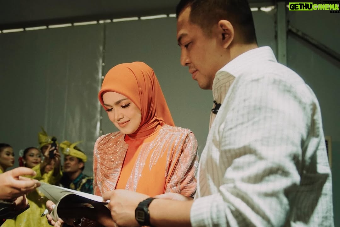 Siti Nurhaliza - 13.2K Likes - Terima kasih @raisa6690 dan @afgan__ sudi ketemu sebelum saya mulakan persembahan 😍

Pestapora 2025 membawa nostalgia pertama kali saya diperkenalkan di Indonesia menerusi lagu Betapaku Cinta Padamu (Aku Cinta Padamu). Lagu ini saya rakamkan semula untuk pasaran Indonesia dan durasinya menjadi 6 minit lebih iaitu pada tahun 1997. Alhamdulillah, bermula dengan lagu tersebut, saya diterima baik di Indonesia dan sambutan yang telah diberikan baru-baru ini sangat menyentuh hati.

Sewaktu hadir ke Pestapora, saya membawa pelukan rakyat Malaysia buat Indonesia. Berlagu, menyanyi, menghidangkan muzik dan inilah yang telah menyatukan kita semua.

Saya terharu membaca komen-komen dari peminat Indonesia serta penonton Pestapora dengan penampilan saya di pentas itu, semoga saya dapat kembali dengan mengadakan acara yang lebih besar lagi di sana.

Saya memilih menyampaikan lagu-lagu saya yang popular di Indonesia dan lagu ciptaan komposer Indonesia juga iaitu Dewiq dan Melly Goeslaw, tidak ketinggalan lagu terbaharu ciptaan @ade_govinda , Menamakanmu Cinta. Saya turut menyampaikan lagu Gerimis Mengundang dan Tiara yang sangat digemari di sana.

Terima kasih team Pestapora yang telah menjemput saya, Ucup tentunya dan juga The Rising band yang mengiringi persembahan saya. Juga kepada @ade_govinda yang sudi bersama-sama mempromosikan single Menamakanmu Cinta.
@pestapora 

#pestapora2025