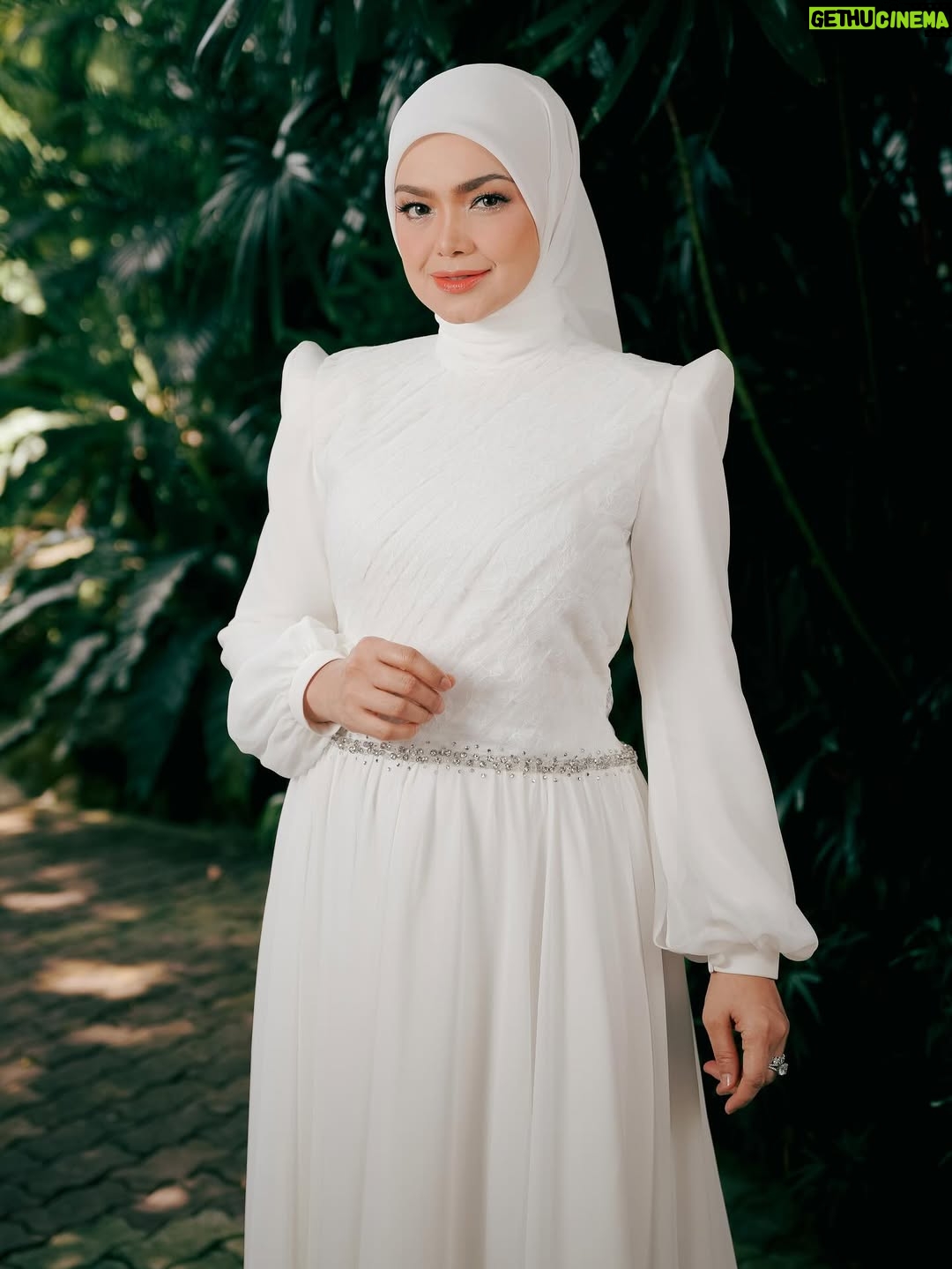 Siti Nurhaliza - 6.9K Likes - Terima kasih buat semua yang telah sudi mendengar, strim dan menonton Menamakanmu Cinta sama ada di platform digital atau di youtube.

Lagu adalah bahasa jiwa, kita boleh mengalirkan emosi dengan alunan muzik dan bait-bait lirik.

Saya terharu dengan sambutan luar biasa lagu ini di Malaysia, Indonesia, Singapura dan Brunei. Terima kasih @ade_govinda kerana mencipta lagu yang mampu menyentuh jiwa-jiwa kita.

👗 @ashraffzainal 
💄 @epie_temerloh 
📸 @ameermohd_2606 

#menamakanmucinta