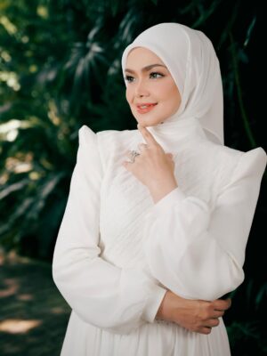 Siti Nurhaliza Instagram - Terima kasih buat semua yang telah sudi mendengar, strim dan menonton Menamakanmu Cinta sama ada di platform digital atau di youtube.

Lagu adalah bahasa jiwa, kita boleh mengalirkan emosi dengan alunan muzik dan bait-bait lirik.

Saya terharu dengan sambutan luar biasa lagu ini di Malaysia, Indonesia, Singapura dan Brunei. Terima kasih @ade_govinda kerana mencipta lagu yang mampu menyentuh jiwa-jiwa kita.

👗 @ashraffzainal 
💄 @epie_temerloh 
📸 @ameermohd_2606 

#menamakanmucinta