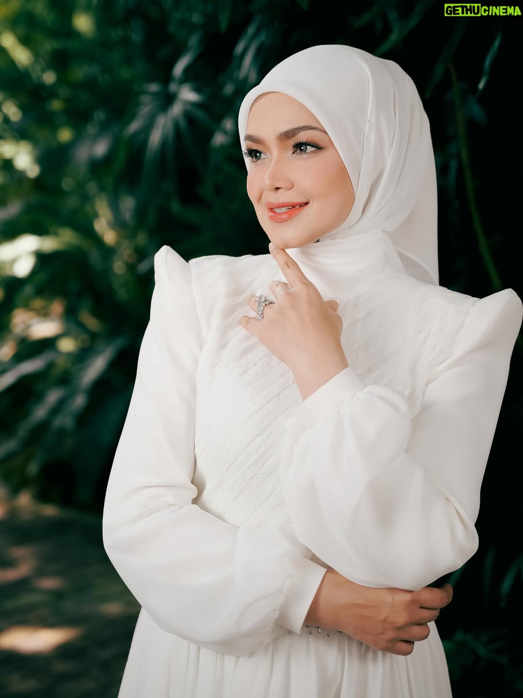 Siti Nurhaliza - 6.9K Likes - Terima kasih buat semua yang telah sudi mendengar, strim dan menonton Menamakanmu Cinta sama ada di platform digital atau di youtube.

Lagu adalah bahasa jiwa, kita boleh mengalirkan emosi dengan alunan muzik dan bait-bait lirik.

Saya terharu dengan sambutan luar biasa lagu ini di Malaysia, Indonesia, Singapura dan Brunei. Terima kasih @ade_govinda kerana mencipta lagu yang mampu menyentuh jiwa-jiwa kita.

👗 @ashraffzainal 
💄 @epie_temerloh 
📸 @ameermohd_2606 

#menamakanmucinta