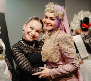 Siti Nurhaliza Instagram - Anugerah Industri Muzik atau AIM menggarap cerita panjang dalam kerjaya saya. Seawal menjadi artis rakaman, saya dimurahkan rezeki untuk menerima pelbagai kategori anugerah dalam acara berprestij ini. Lagu Jerat Percintaan membuka langkah pertama saya diperkenalkan dengan anugerah ini dengan merangkul Artis Baru Terbaik dan Lagu Terbaik. Saya masih remaja, bertutur di hadapan umum juga masih kekok namun itulah sejarah awal saya.

Dahulu, AIM diadakan setiap tahun. Namun selepas 2016, penganjurannya terhenti seketika namun saya dan syarikat tidak pernah berhenti menerbitkan karya, ada AIM atau tidak, saya pasti mengeluarkan album sebagai penghargaan bukan kepada kerjaya sendiri namun ramai karyawan di sebalik sesebuah produksi. Beberapa album dan single yang sangat bererti bagi saya tidak dapat dipertandingkan di AIM selepas itu kerana syarat tarikh penerbitan, termasuk album yang saya hasilkan sewaktu pandemik melanda serta single Anta Permana yang mencipta fenomena buat karier saya selepas melahirkan Siti Aafiyah.

Saya tidak berhenti, saban tahun terus menghasilkan album kerana percaya, untuk bertahan dalam industri, saya tidak boleh sunyi dari berkarya. Tahun ini, saya menghantar 18 pencalonan dengan mematuhi syarat dan kriteria setiap kategori, 5 karya terpilih ke top 5 sudah cukup membanggakan saya. Anugerah dan kemenangan adalah bonus namun jangan berhenti berkarya menjadi keutamaan saya. 

Malam minggu lalu, @anugerahindustrimuzik24 memberi pengiktirafan anugerah Sri Wirama kepada saya, alhamdulillah pada saat saya masih aktif dalam karier serta masih tercalon dalam anugerah ini. Saya terharu menonton video perjalanan seni yang ditayangkan, sokongan para penonton dan peminat, membuatkan saya sebak.

Saya tidak meraih semua ini dengan mudah walaupun Allah mempermudah perjalanan karier saya. Percayalah, untuk meraih apa pun, kita perlu bekerja keras, ikhlas dan tidak lupa asal usul. Percaya bahawa Allah akan selalu mengiringi perjalanan hidup kita dan selalu bersyukur.
@recordingindustrymalaysia @anugerahindustrimuzik24 terima kasih.
👗 @arunsayfulldesiree @_biancabella 💄@epie_temerloh 
📸 @amir_yasin